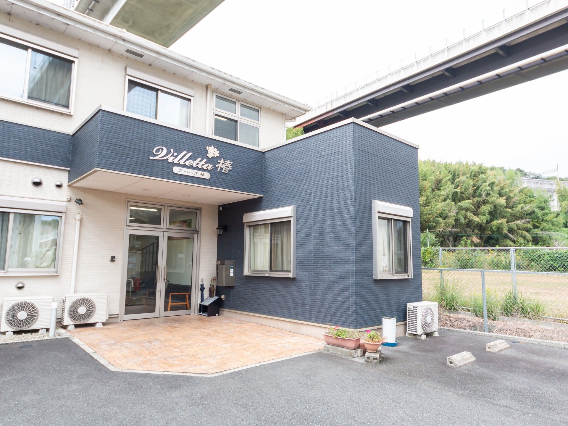 青い壁の建物入口