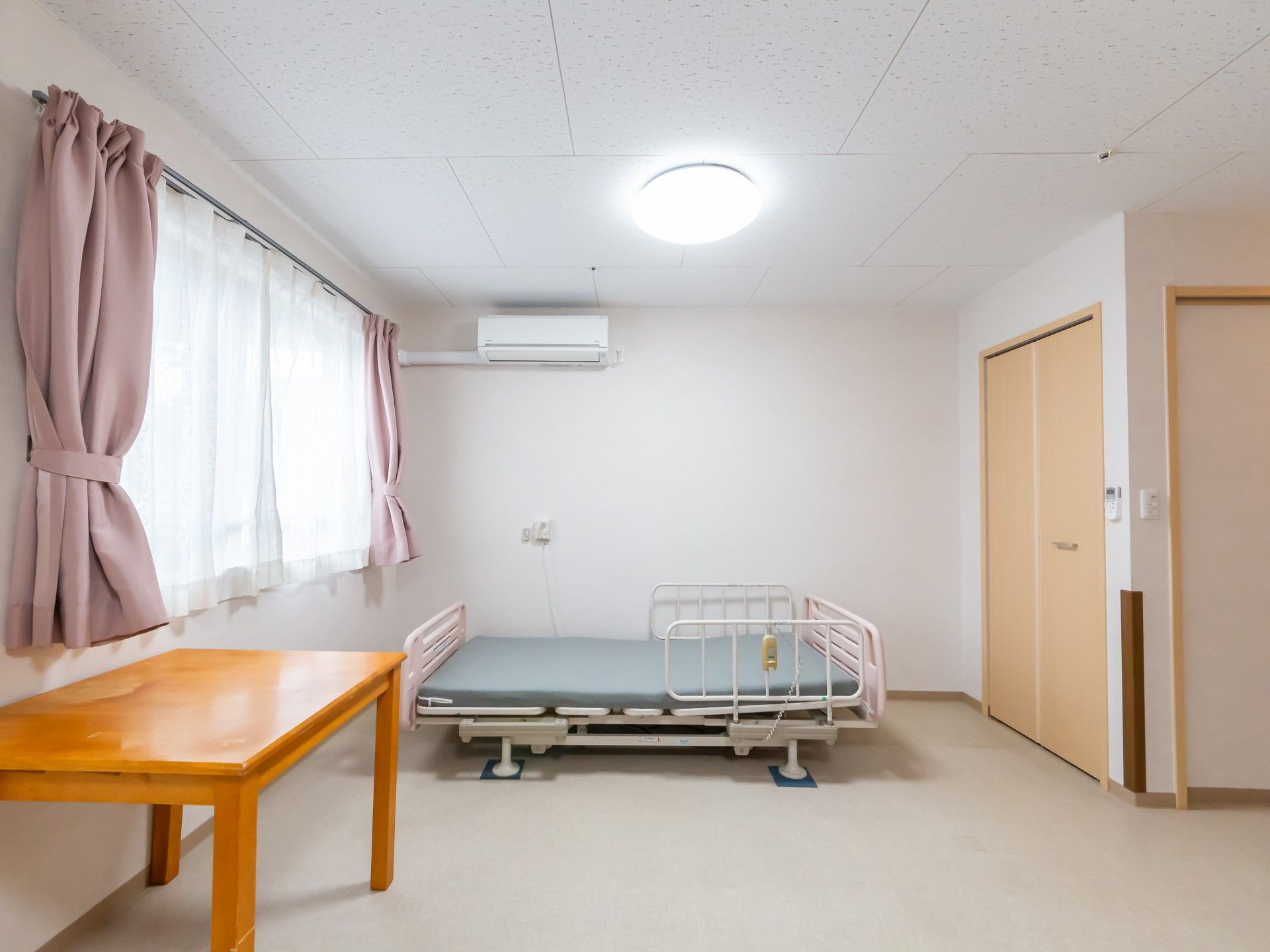 居室のベッドとテーブル