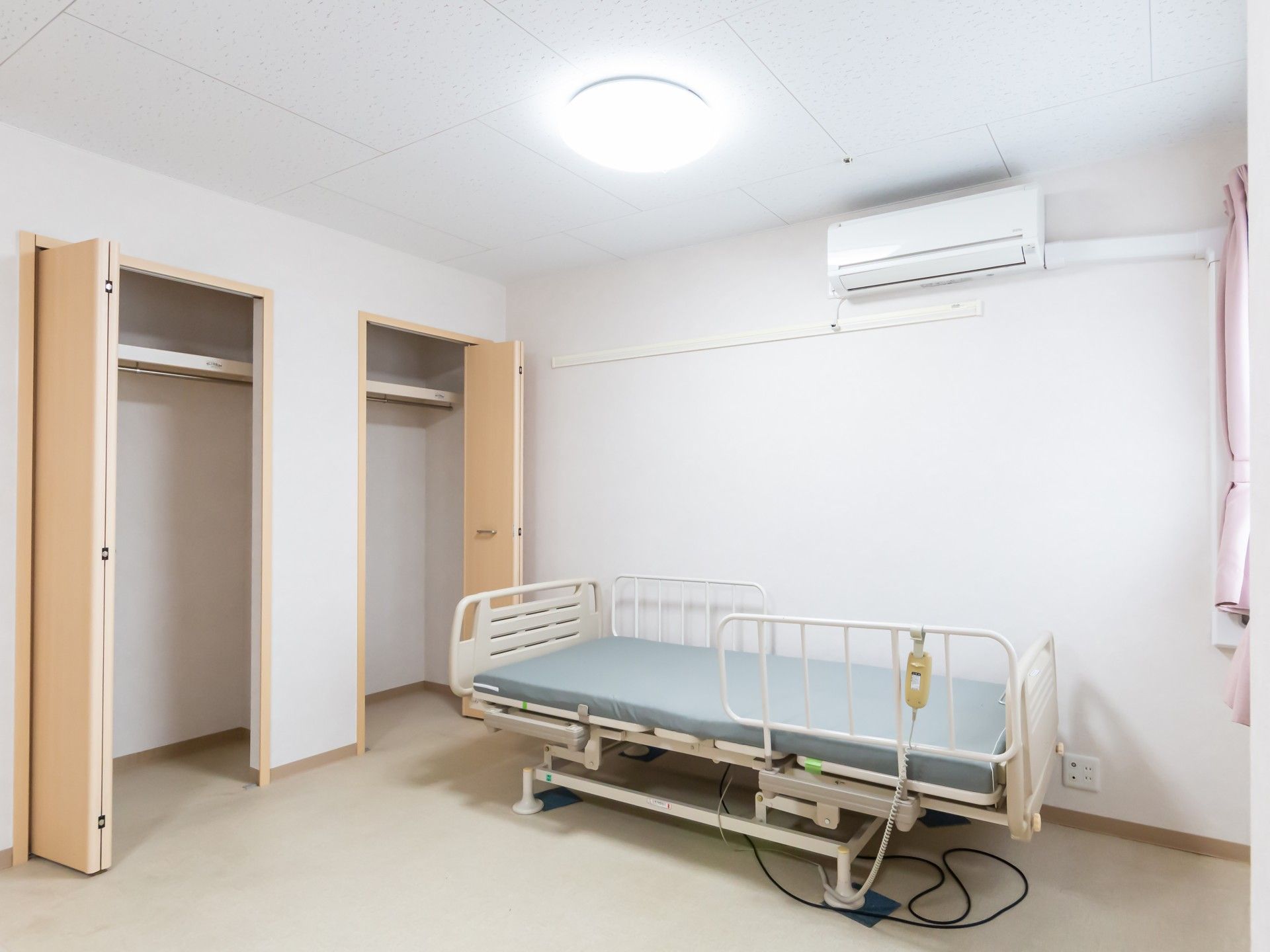快適な個室の寝室