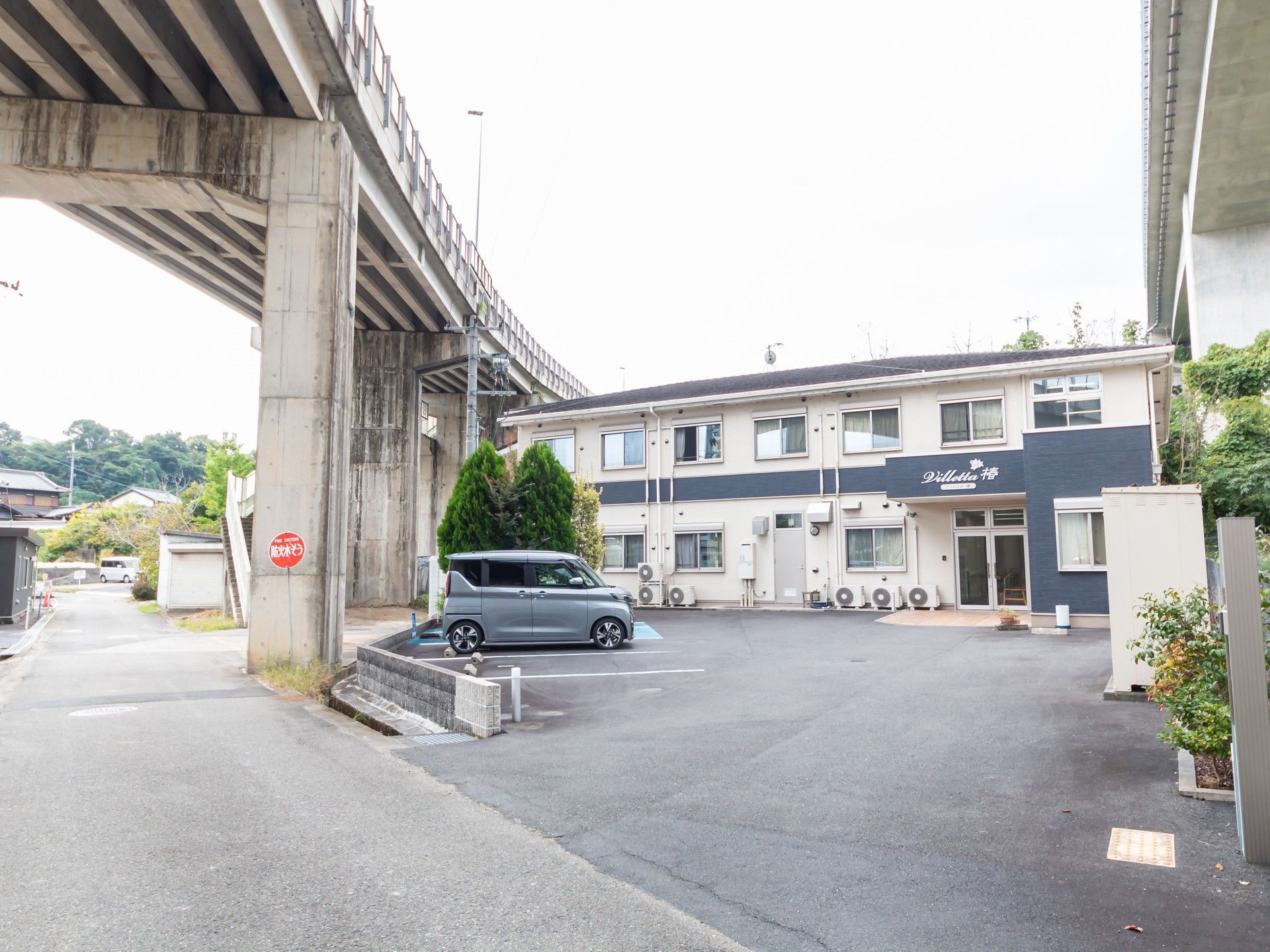 静かな環境の施設外観