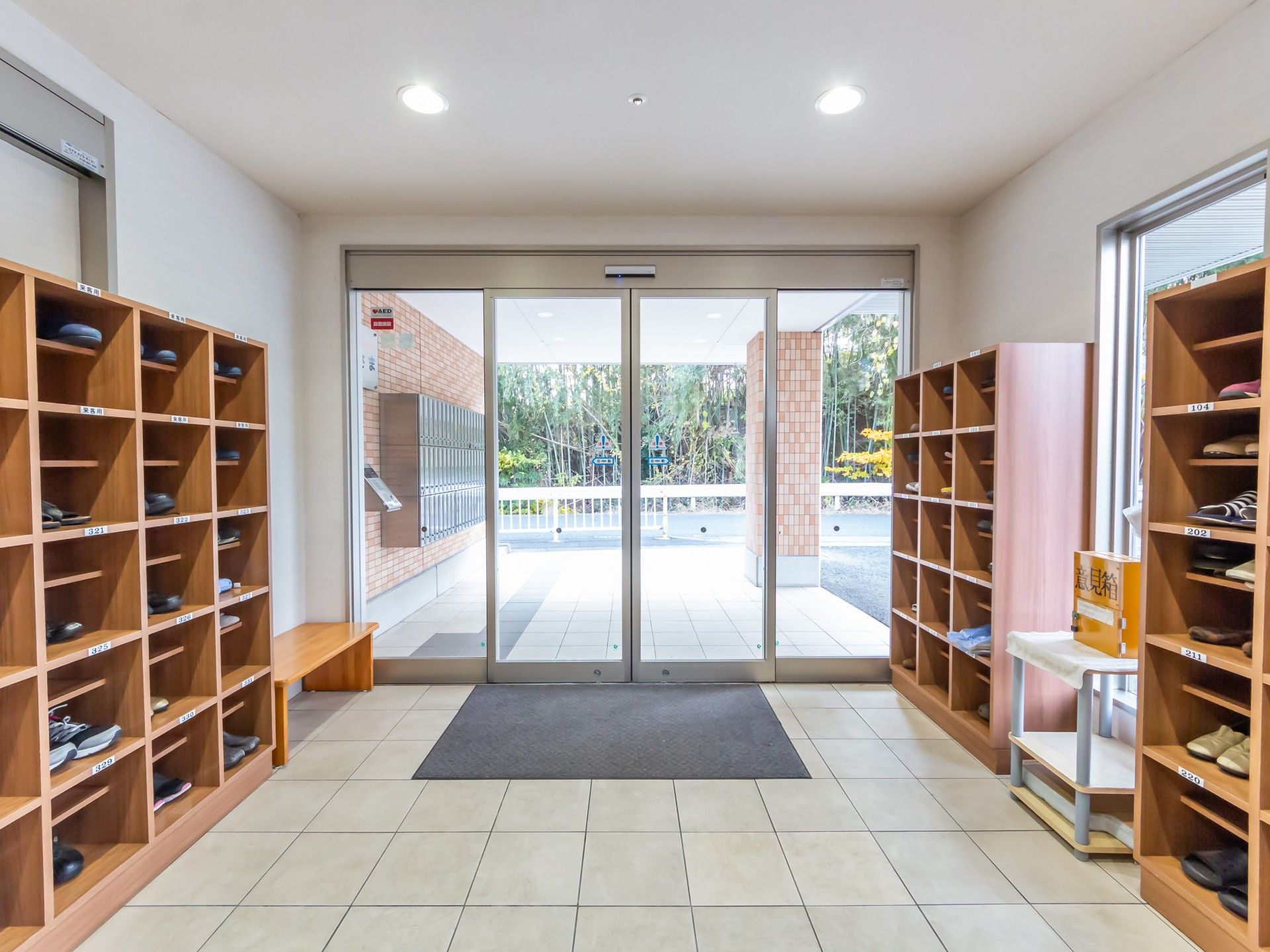 靴箱と出入口の風景