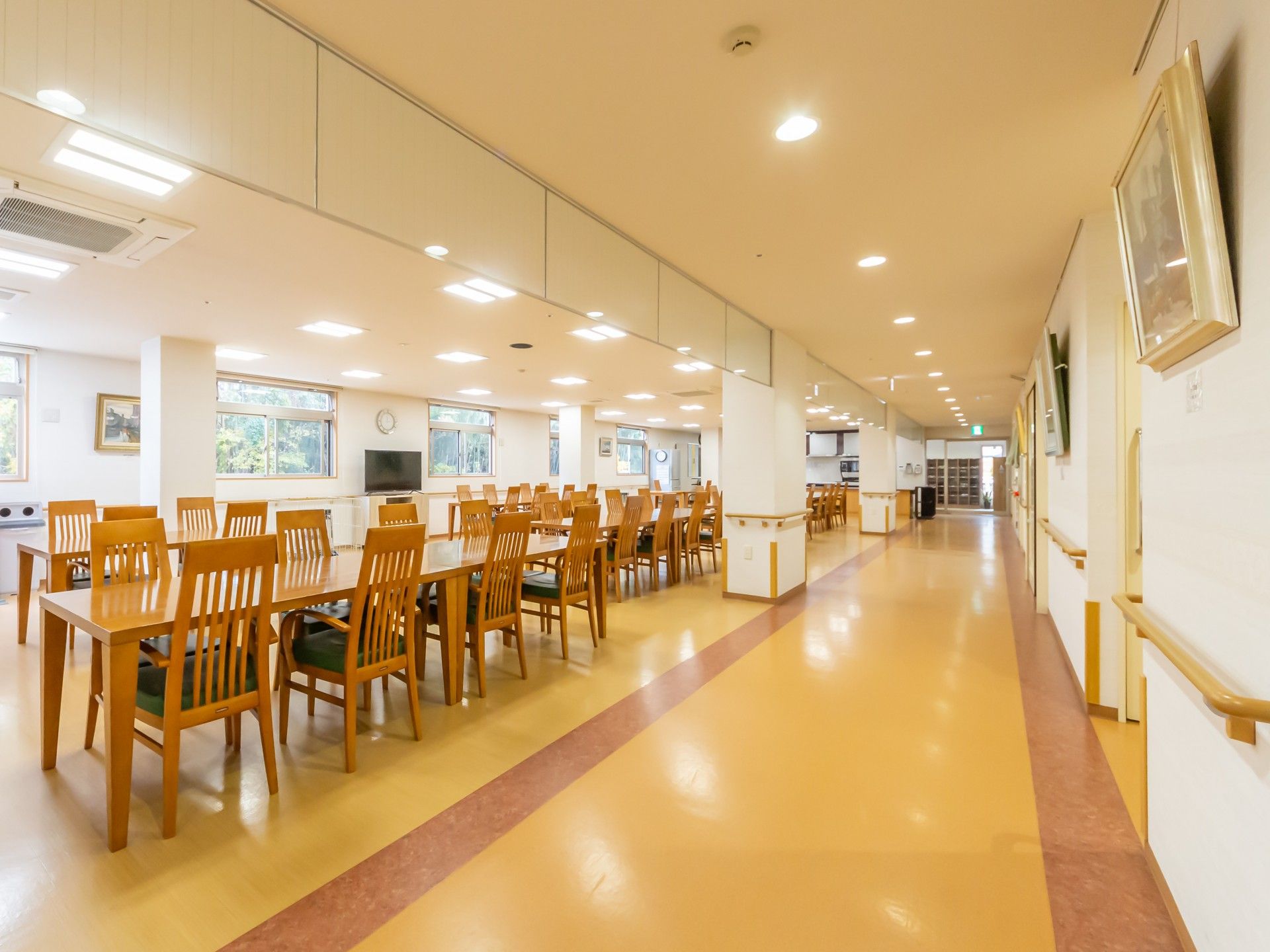 広い食堂と廊下