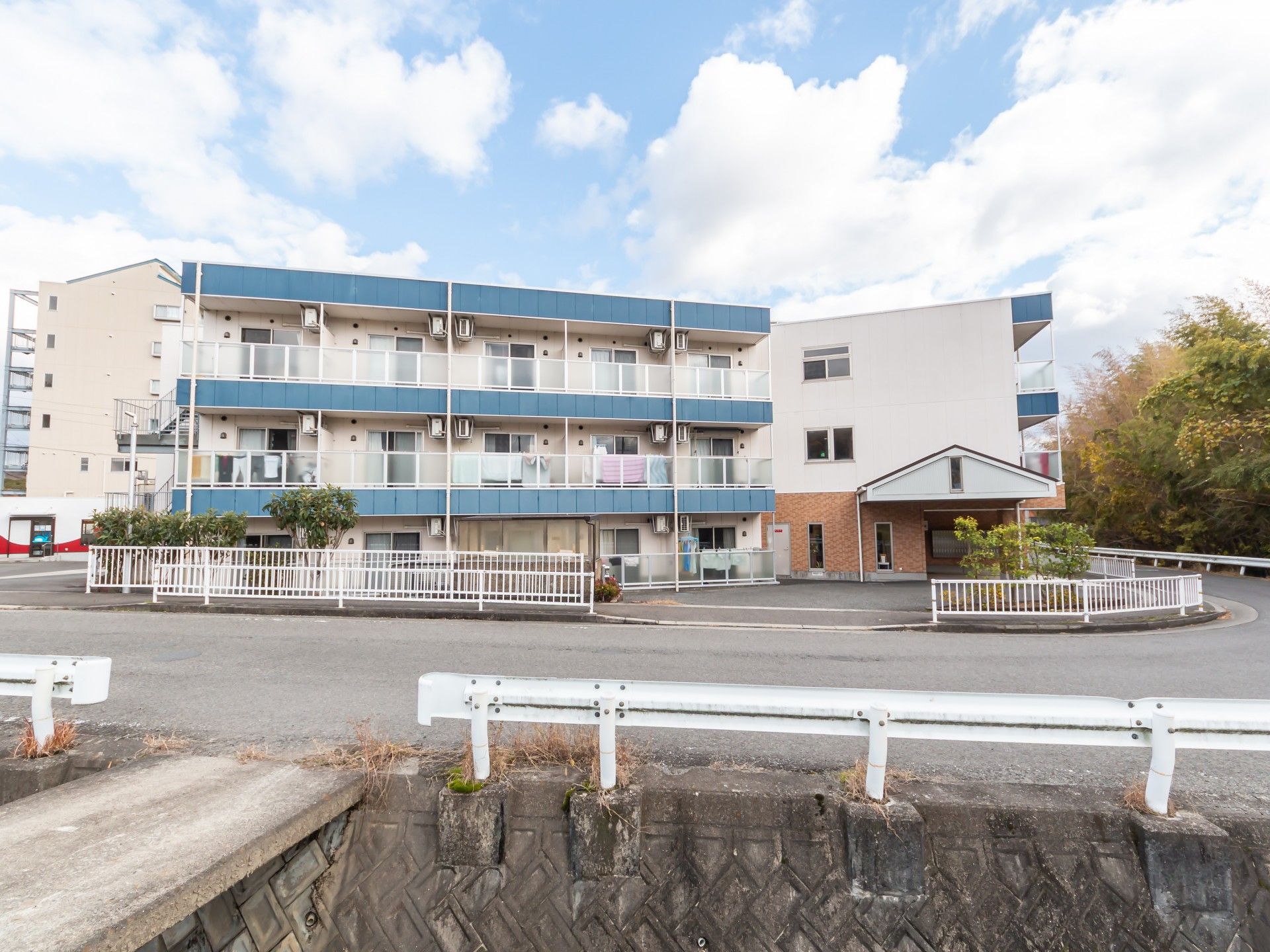 青い屋根の建物外観