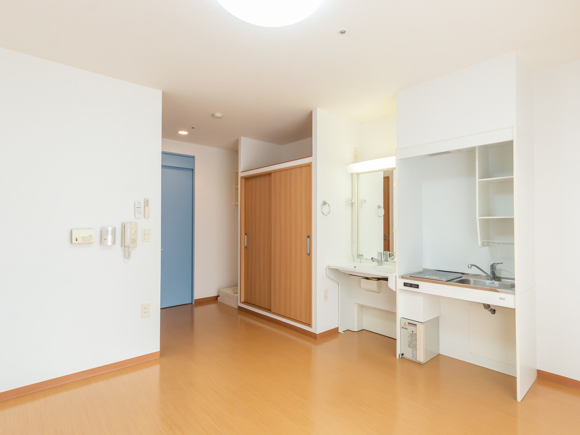 居室の洗面台とキッチン