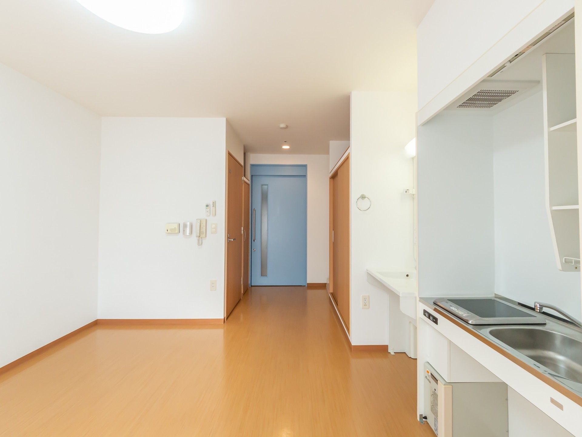 明るい居室の入口