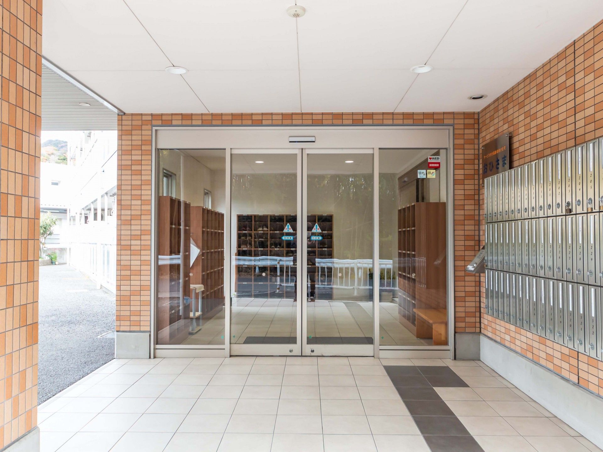 ガラス扉のエントランス