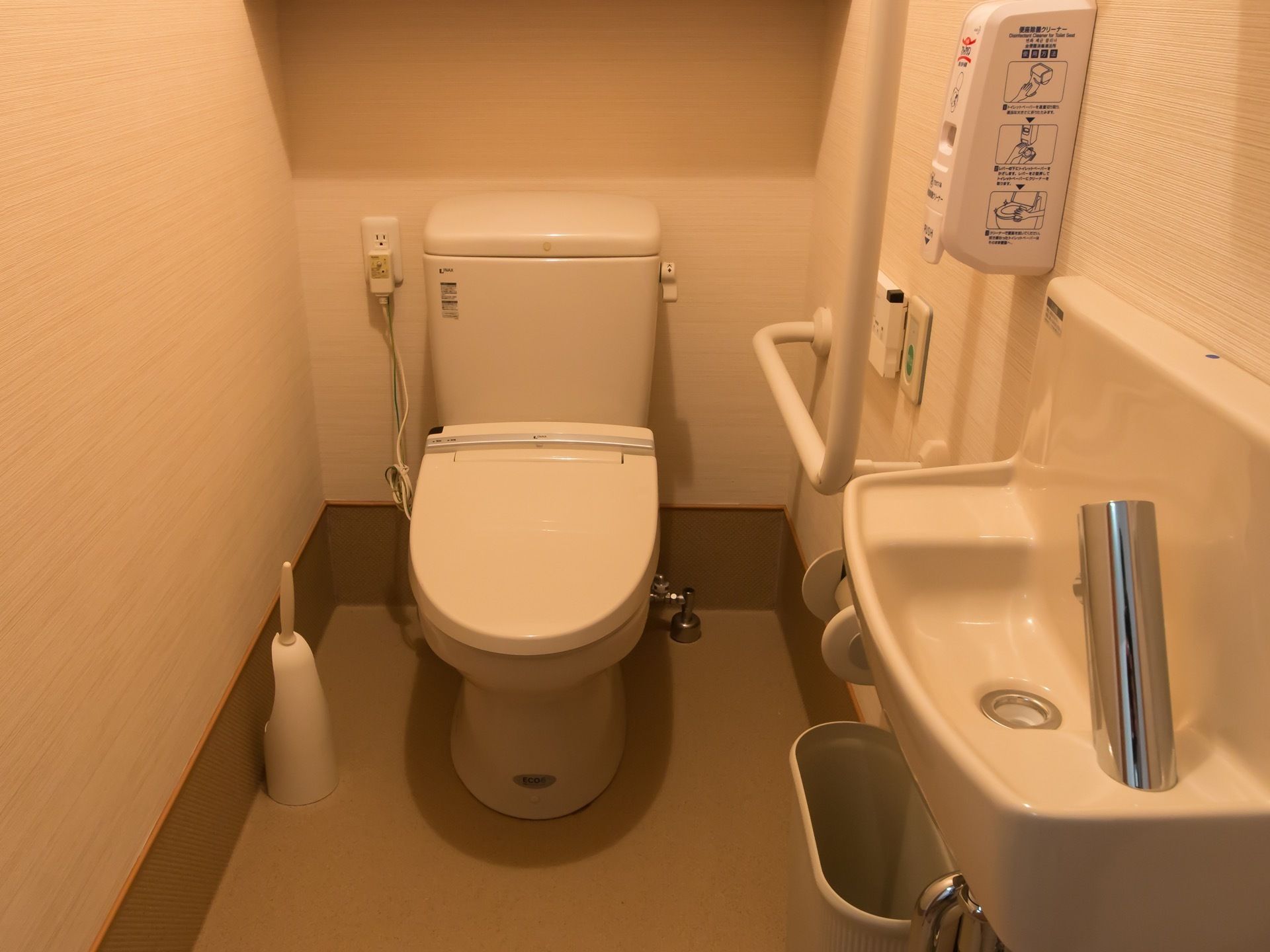 白を基調とした清潔感のあるトイレである。ナースコールや手すり、手洗いスペース、便座除菌クリーナーを完備している。