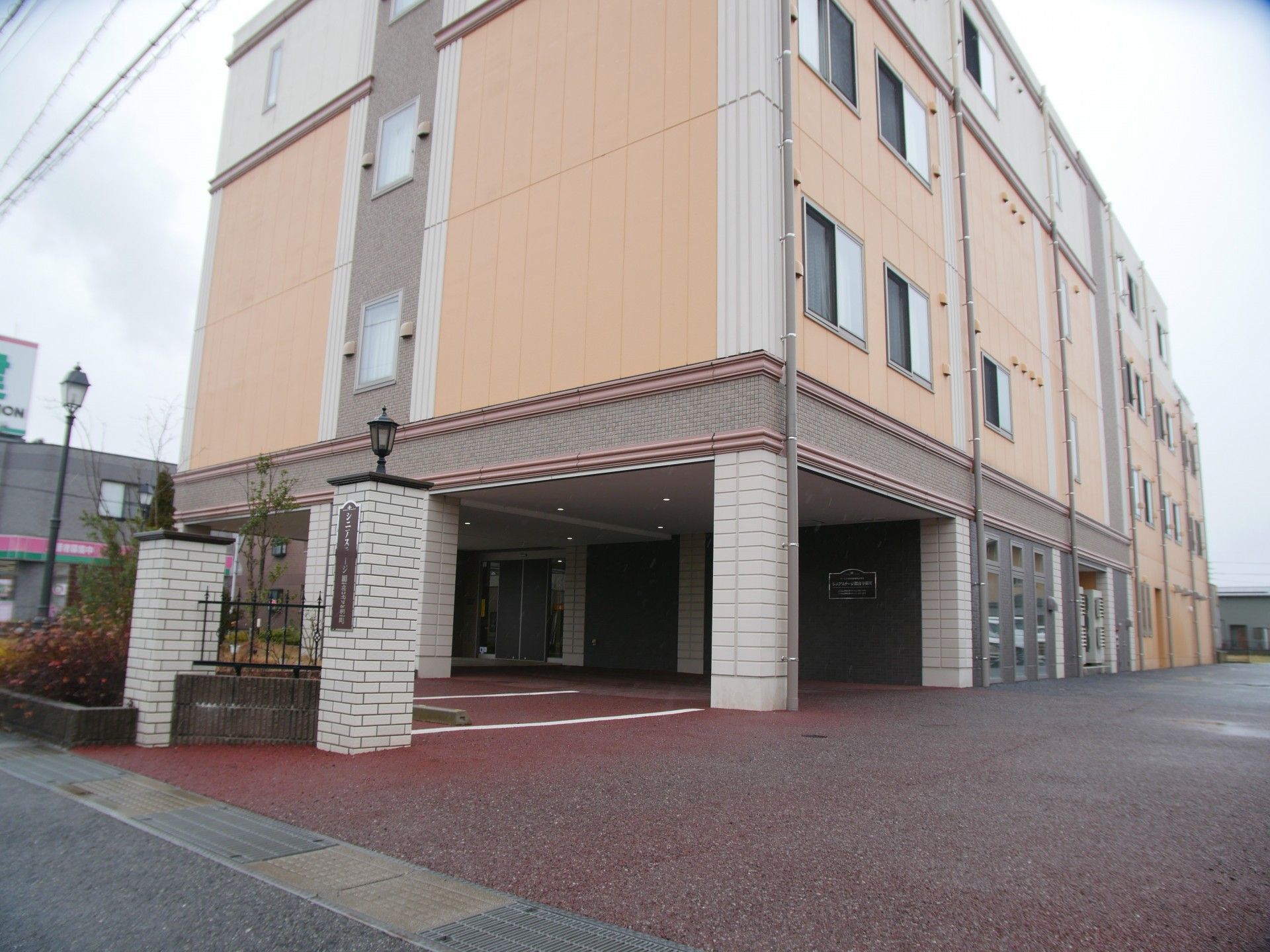新聞を読む高齢の男性