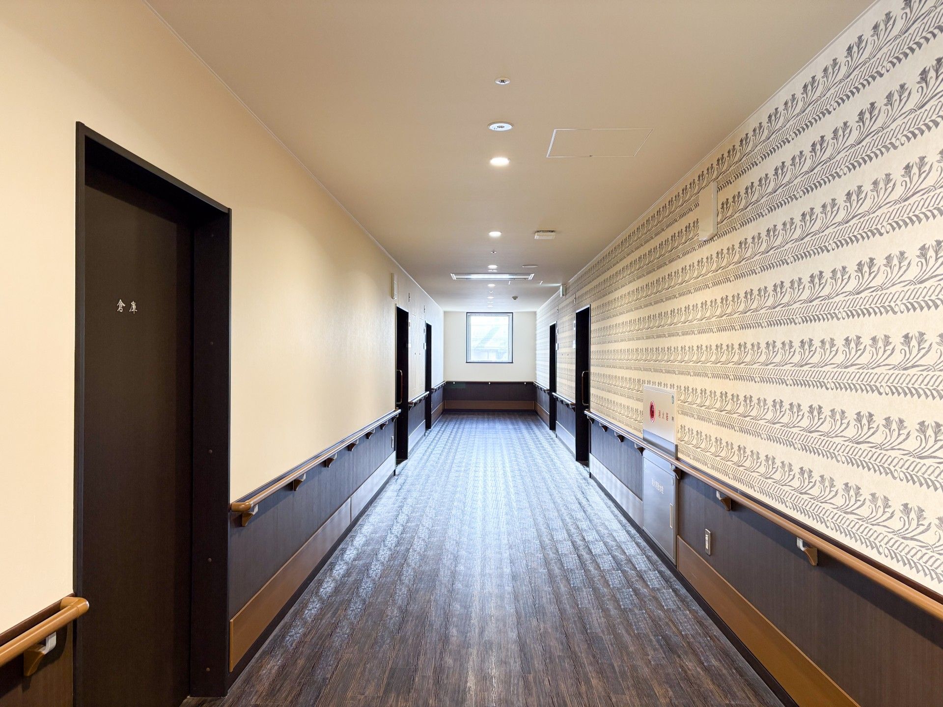 手すり付きの廊下