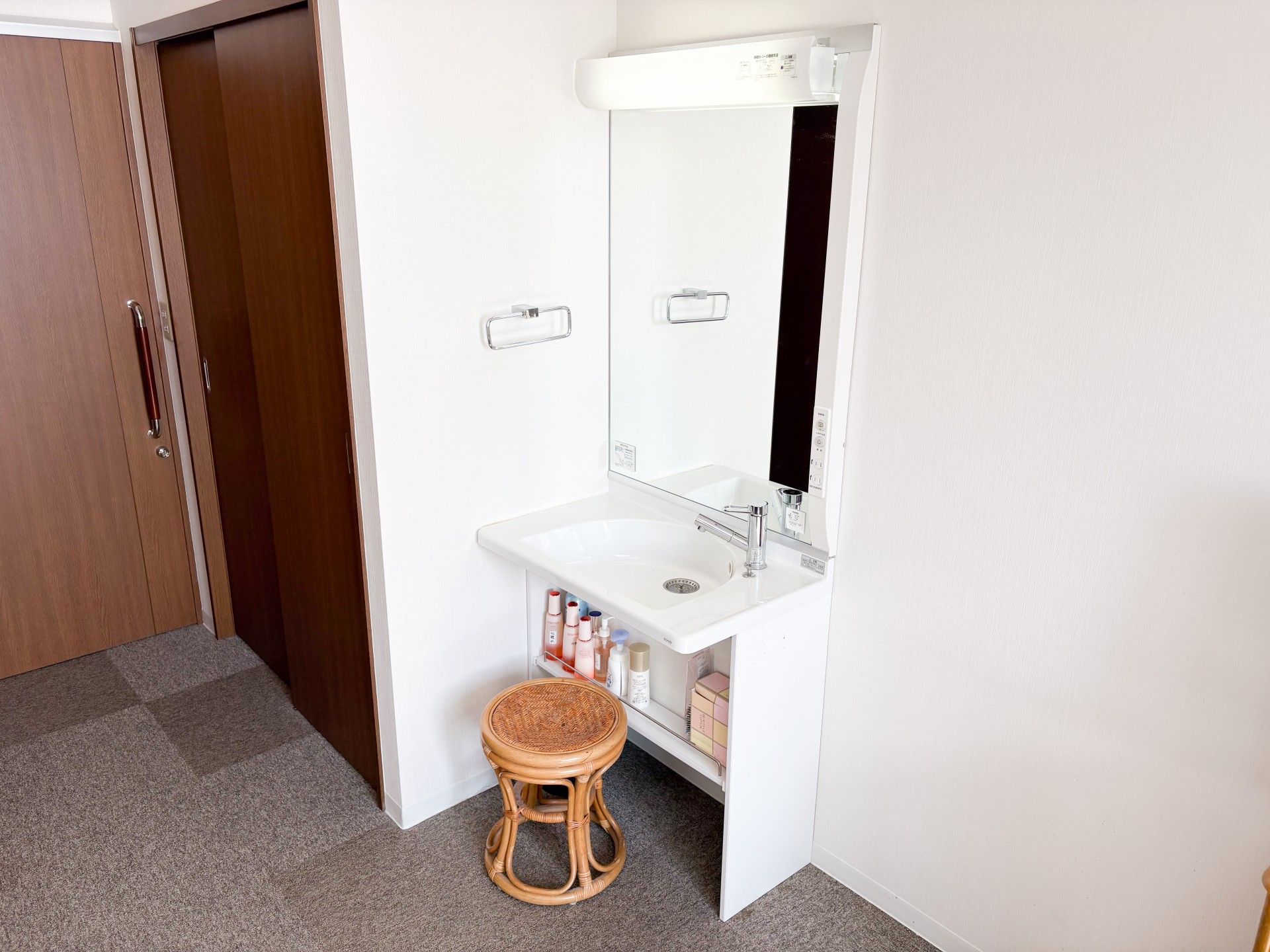 洗面台と椅子のある空間