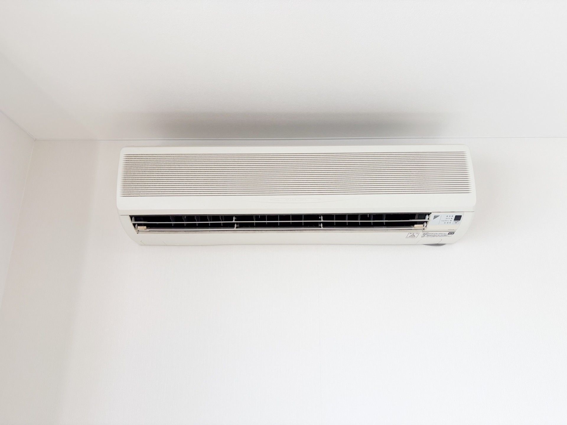 壁に設置された空調設備