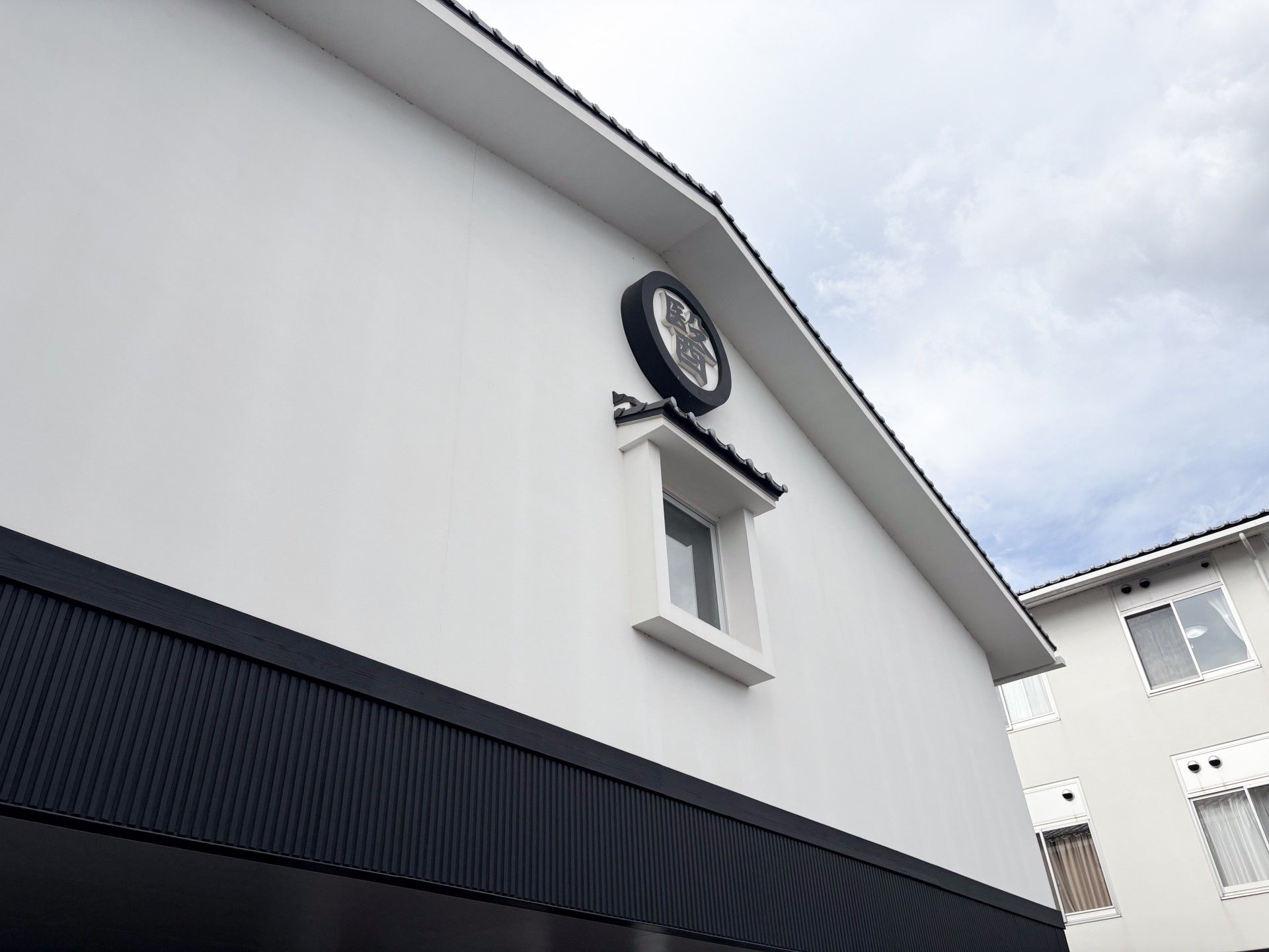 白い外壁の建物