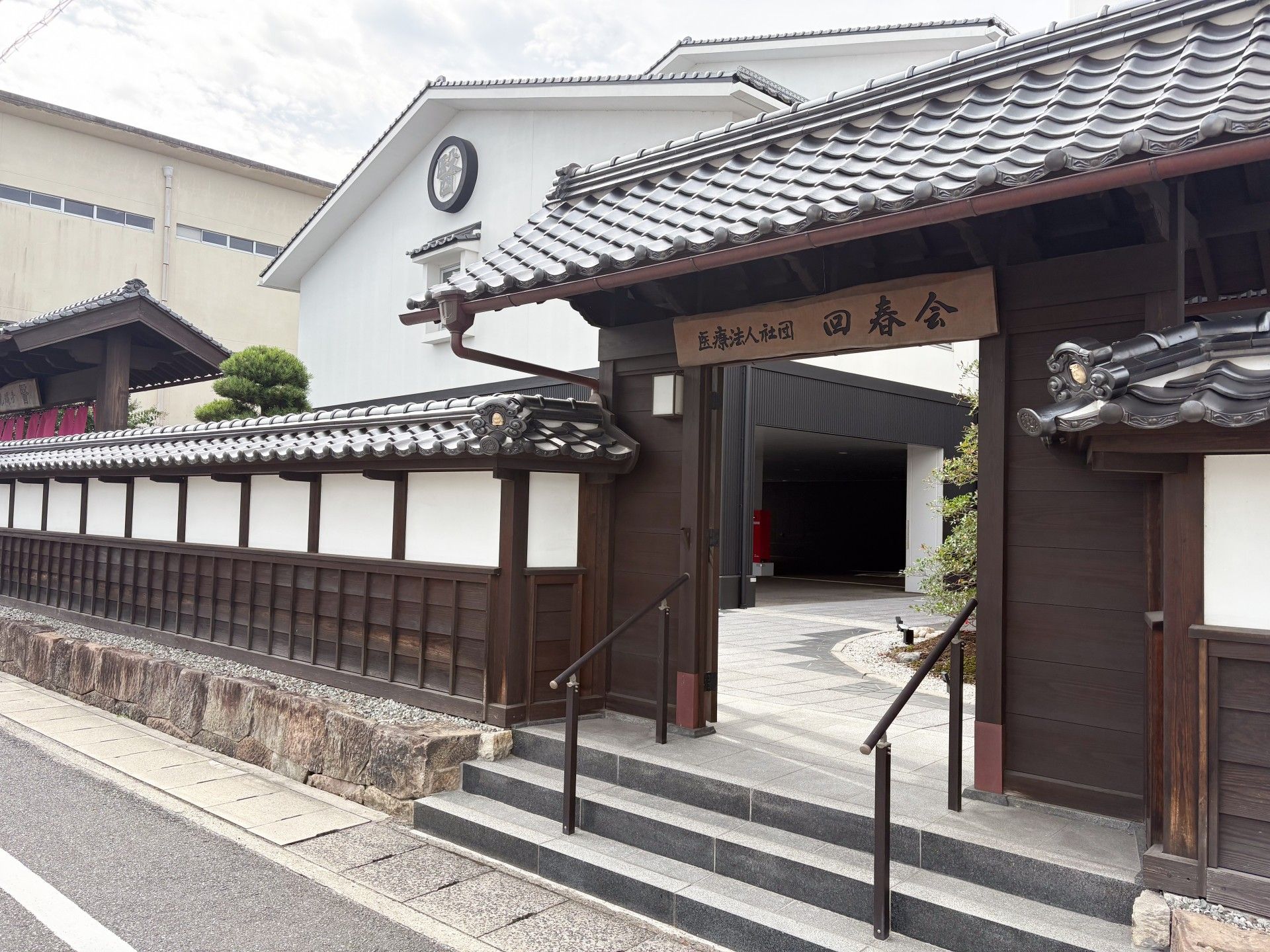 伝統的な門構えの入口