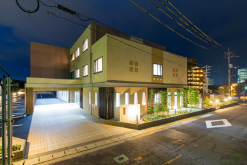夜の明るい施設の外観