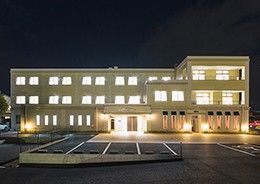 夜景が美しい施設外観