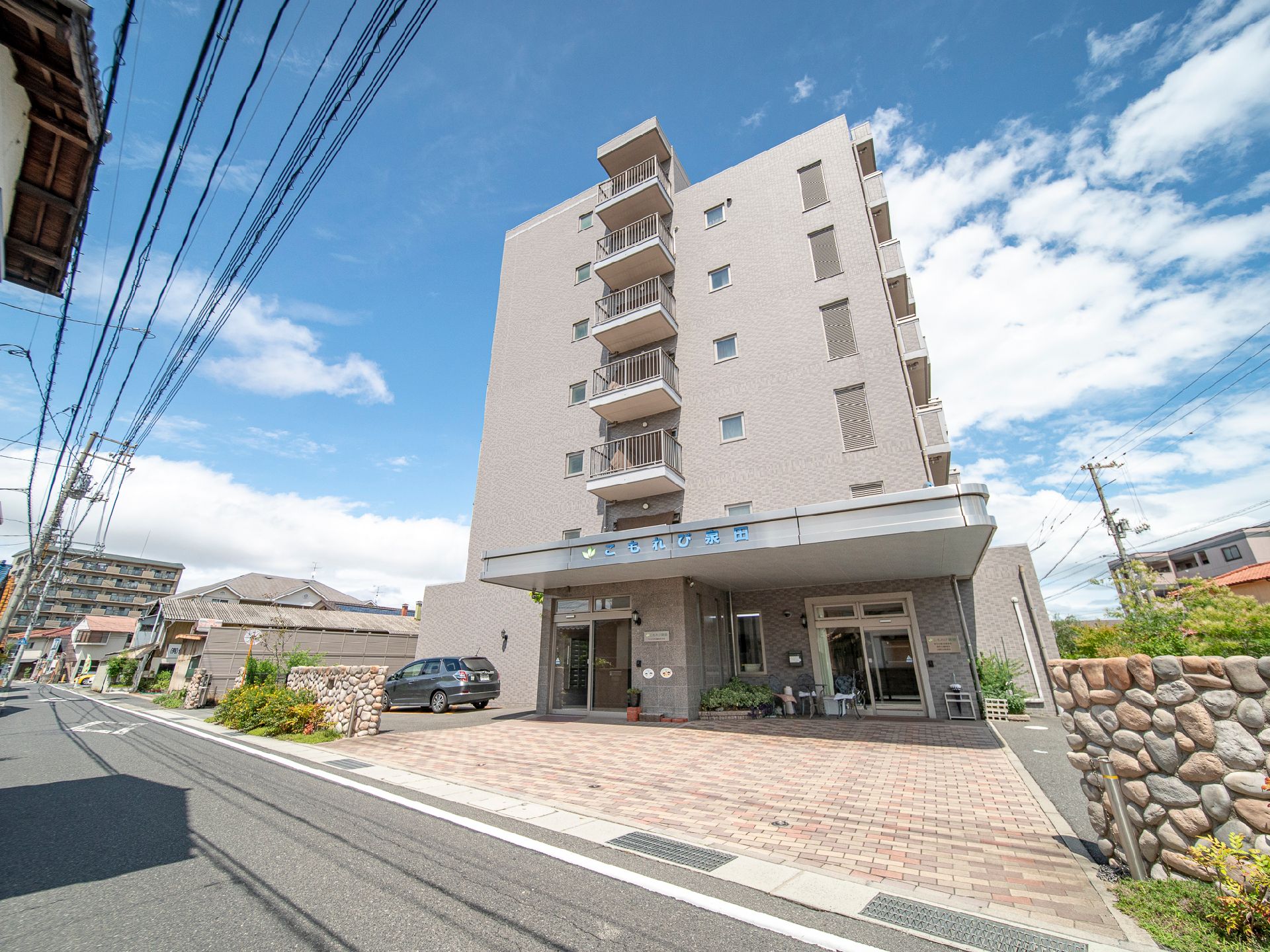 公道に面して建っている鉄筋コンクリート造り地上7階建ての施設