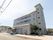 地上4階建ての施設が道路に面して建っている。周囲はレンガ調に舗装されており、建物の前面に駐車スペースが設けてある。