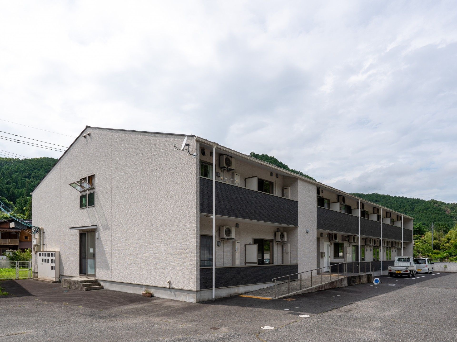 緑に囲まれた建物外観