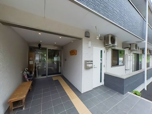 ** エントランス