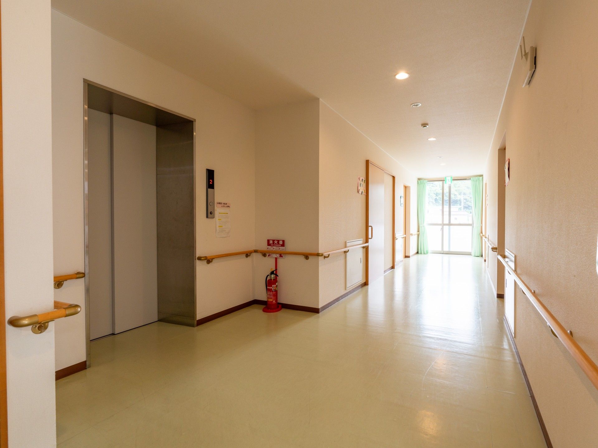 明るい廊下とエレベーター