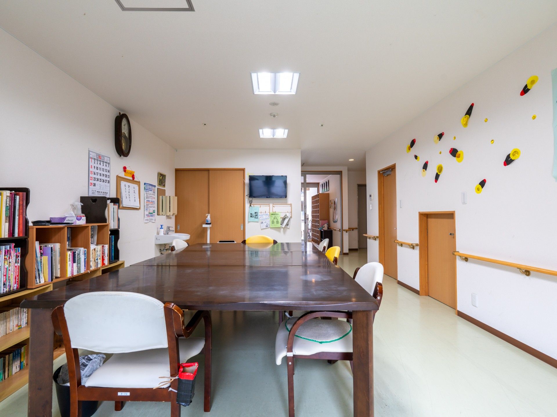 本棚とテーブルのある部屋