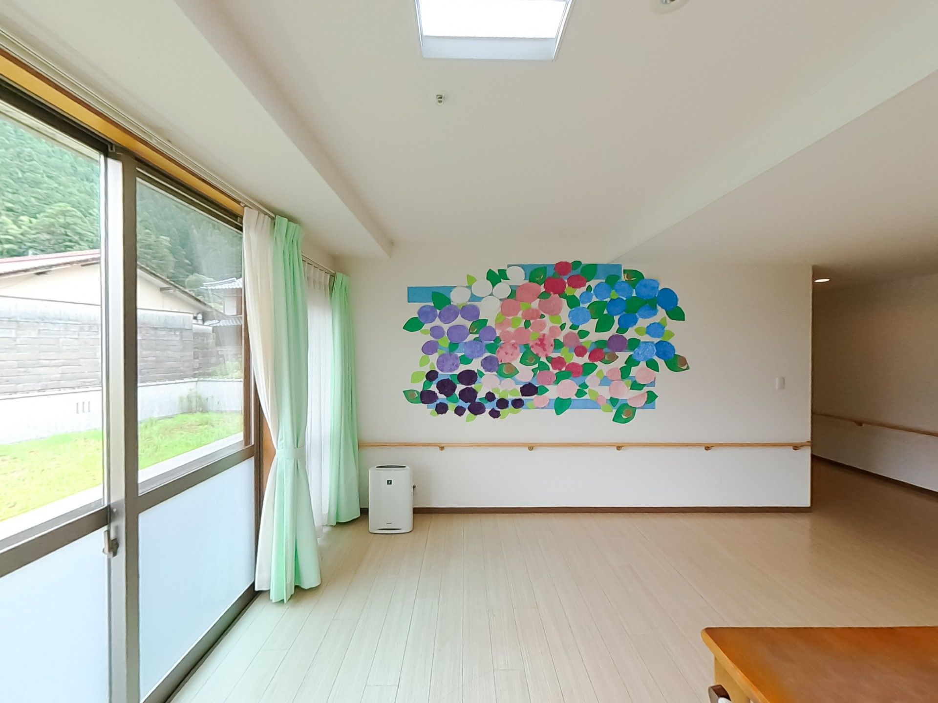 色とりどりの壁飾りの部屋