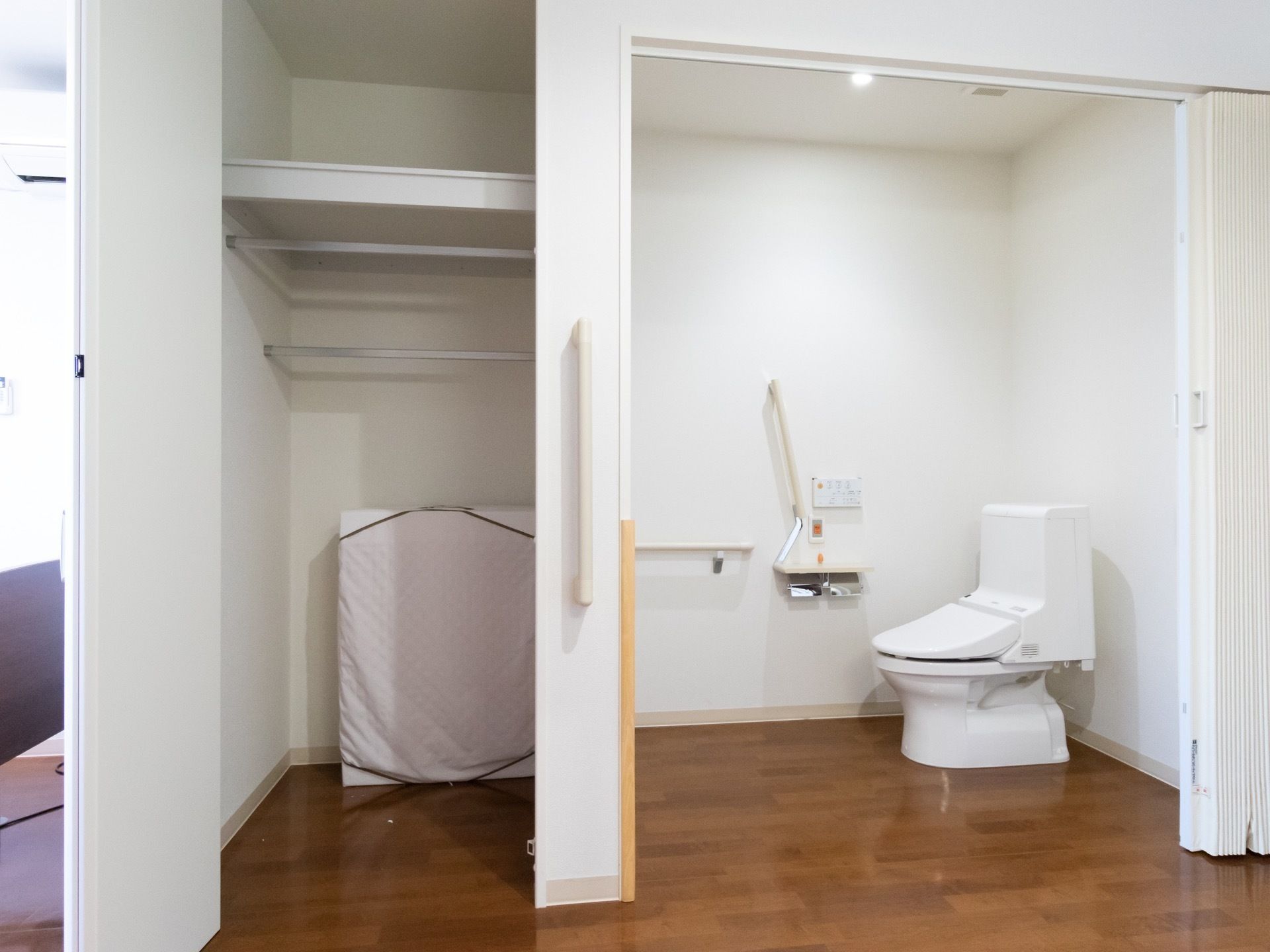 トイレが居室に設置されている。広々としていて車椅子をご利用の方も余裕を持って使うことができる。その隣にクローゼットがある。