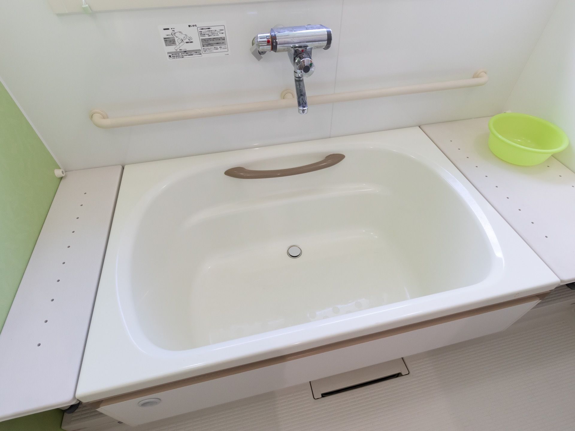 清掃が行き届いたきれいな浴室になっている。浴槽内と壁に手すりが設置されており、体を支えながら立ち上がることができる。