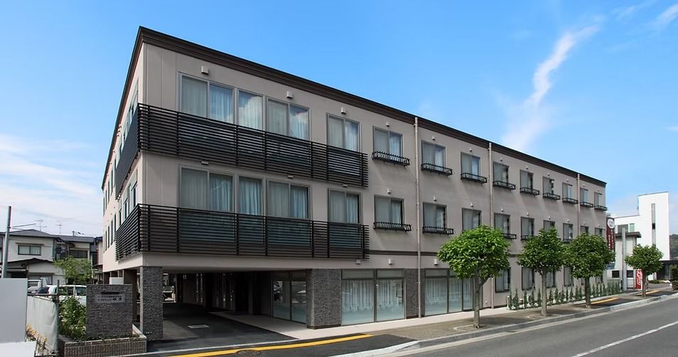 落ち着いた外観の建物