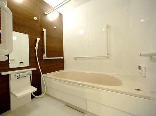 L字型の手すりが複数個所に取り付けられている施設内の個別浴室の様子
