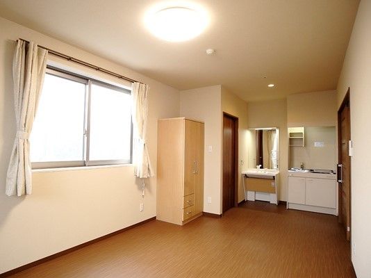 洗面台と収納がついた小さな部屋の様子。施設内の一番小さいタイプの個室