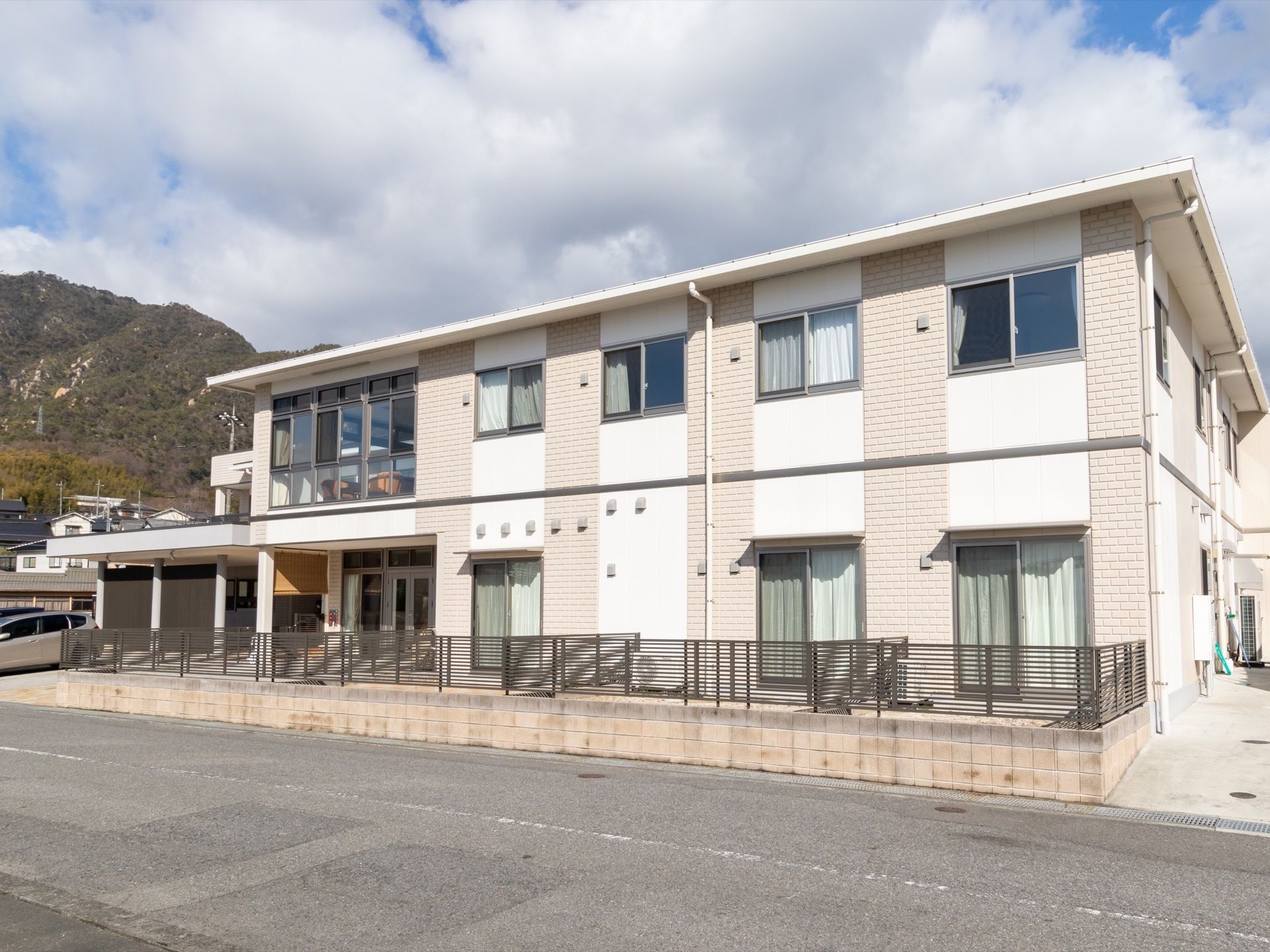 ２階建てのハイセンスな建物である。自然に恵まれた閑静な場所にあるため、季節を肌で感じながらのんびりと過ごせる。