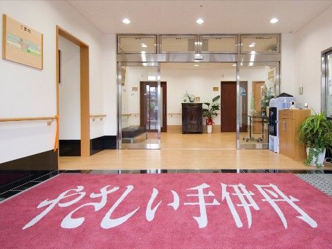 「やさしい手 伊丹」のエントランス。広々として段差がない。