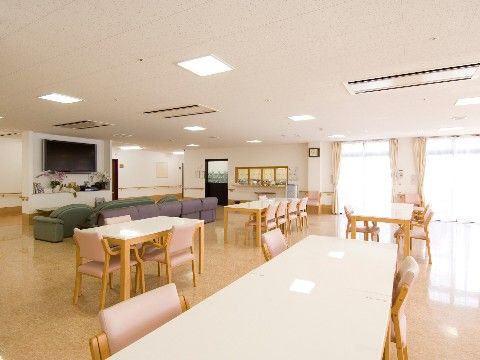 「やさしい手 伊丹」のリビング。楽しく美味しいお食事を提供。