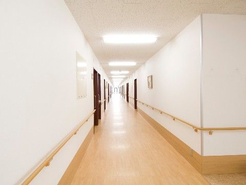 「やさしい手 伊丹」の廊下。手すり完備。