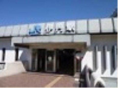 施設周辺は公共交通が発達しているので、お車がなくてもご来訪いただける。お買い物や散歩ができる場所がたくさんある。
