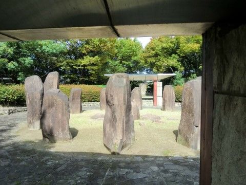 徒歩圏内に、ストーンサークルが見どころの公園がある。園内には緑が多く、街の中のオアシス的な存在となっている。