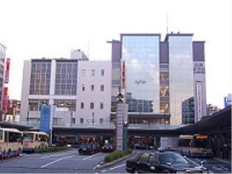 阪急伊丹駅は、賑やかな街並みにあり、階上はデパートを思わせる立派な駅ビルになっている。駅前にはバス停が多く、複数のバスが停車している。