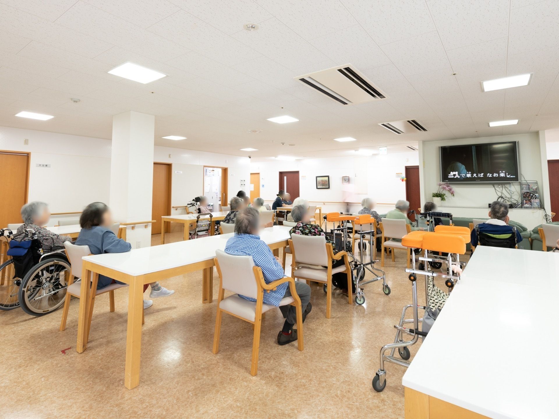 「やさしい手 伊丹」のスタッフ。清潔な館内で姿勢良く佇む。