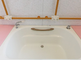 介護施設内の明るい浴室