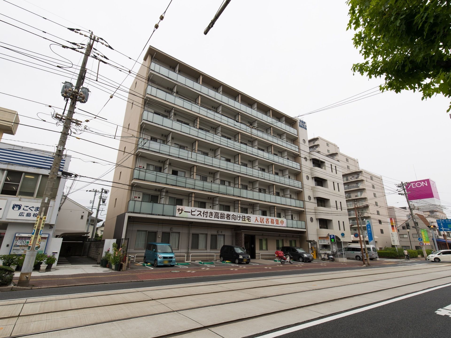 施設は７階建ての建物となっている。建物の前に、駐車場が併設されている。２階のバルコニーに入居募集の看板が取り付けられている。