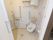 居室に設置された、シャワー付きユニットトイレである。シャワーとトイレのそれぞれに手すりが傍らに取り付けられている。