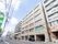 6階建のベージュ色の建物で、グループホームや保育園なども入居しているビルである。広い道路に面している。