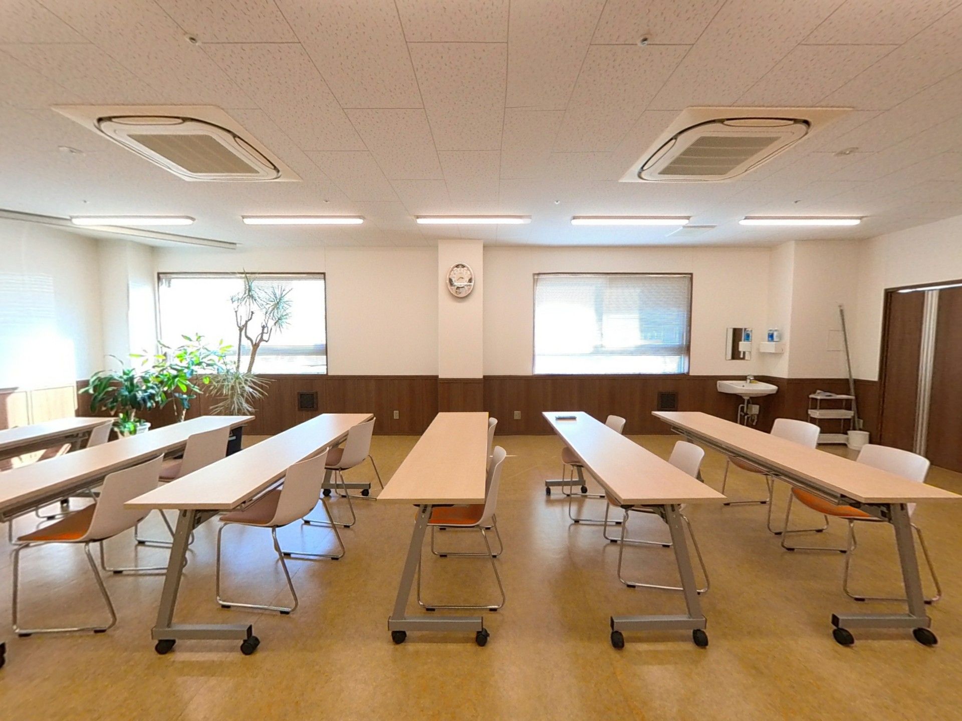 明るい会議室の様子