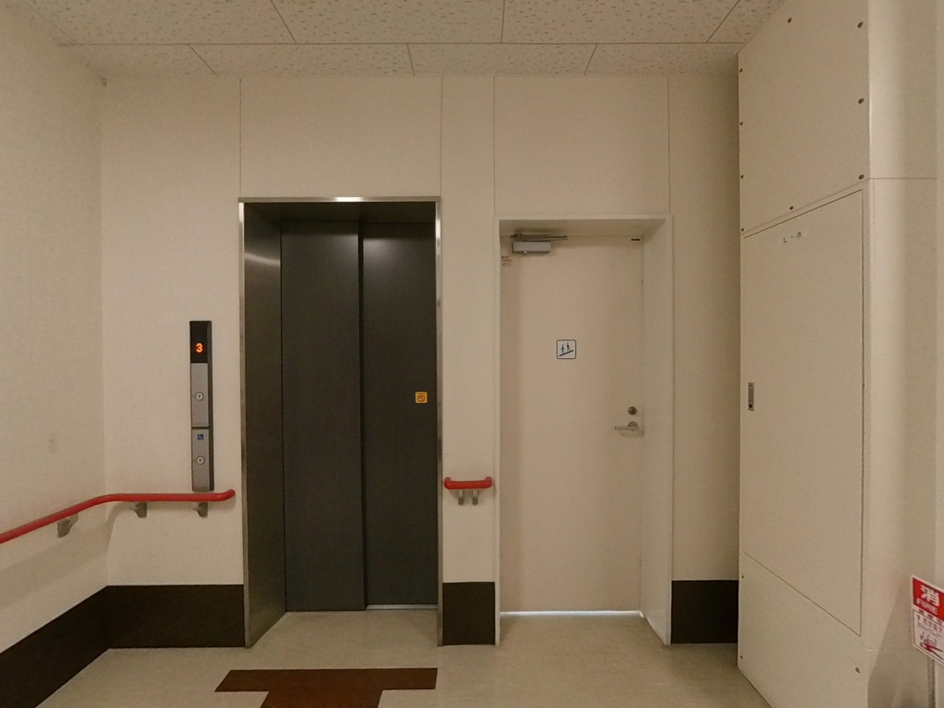 エレベーターとトイレの入口