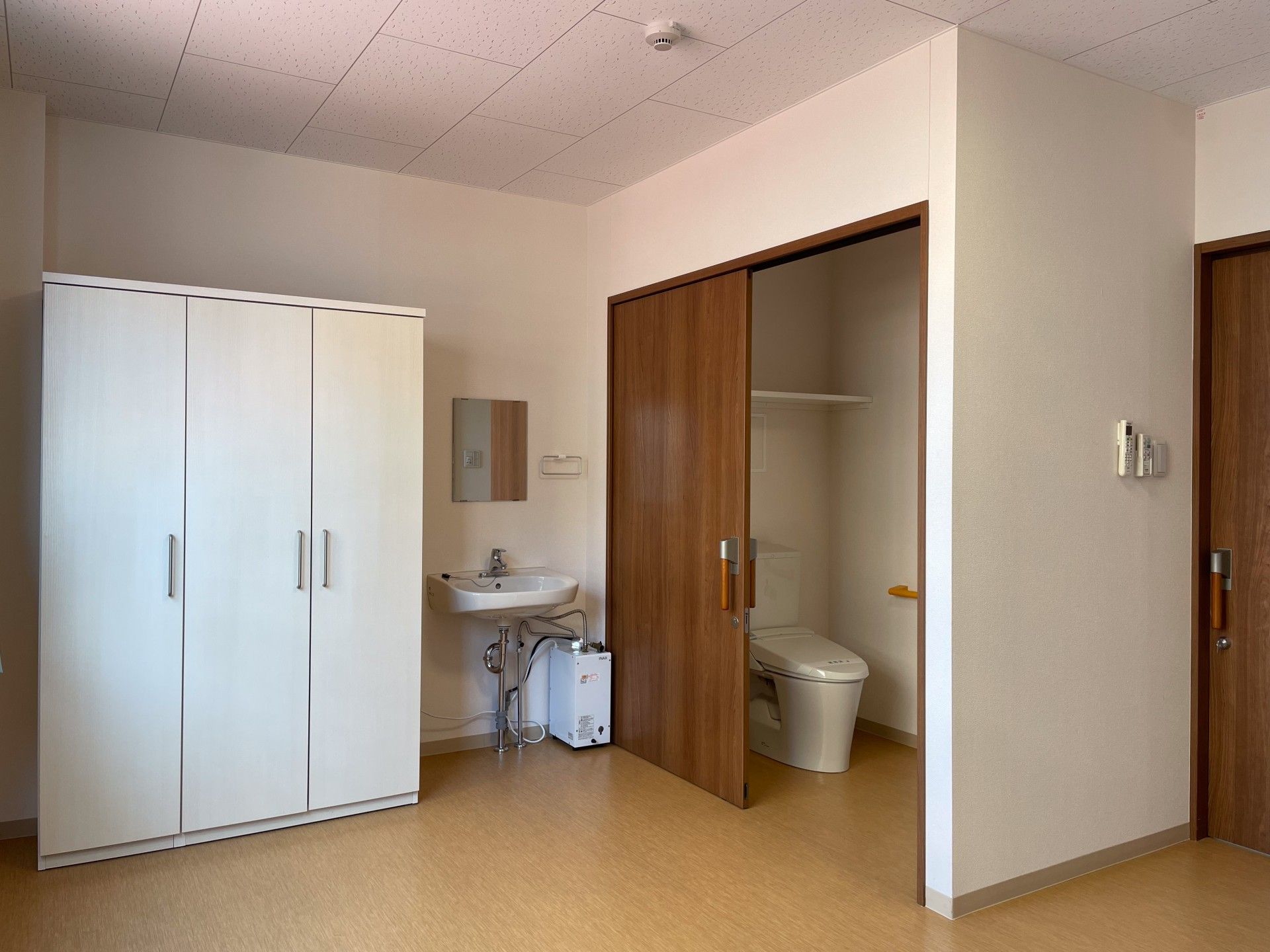 洗面台とトイレのある部屋