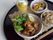 鶏肉のから揚げと野菜が盛り付けられているお皿と、炊き込みご飯、小鉢とデザート