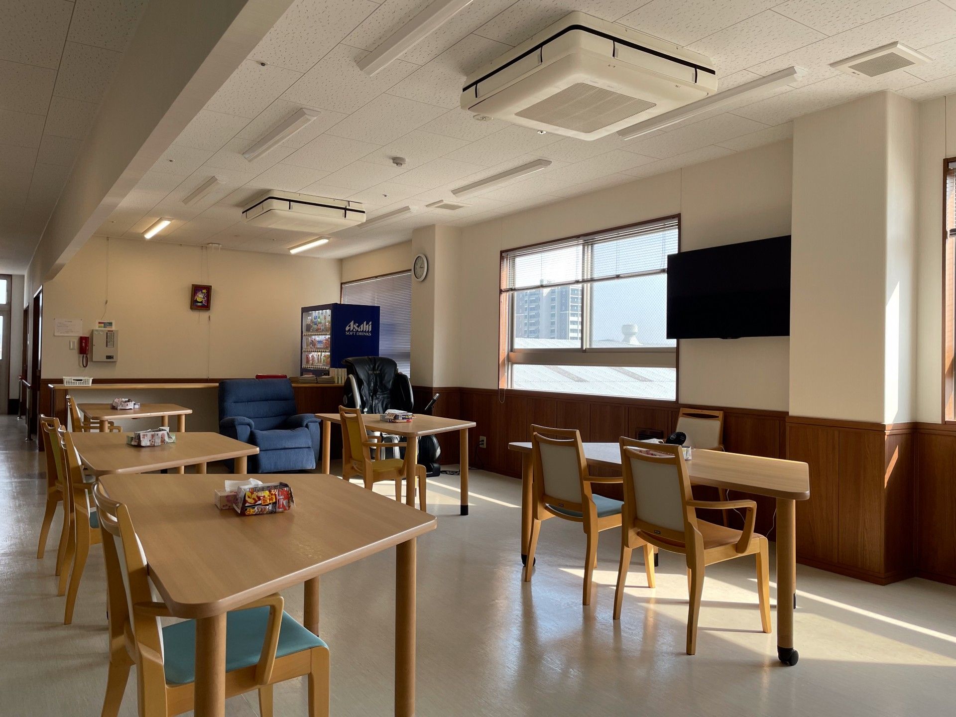 介護用ベッドとナースコール、エアコンが設置されている部屋