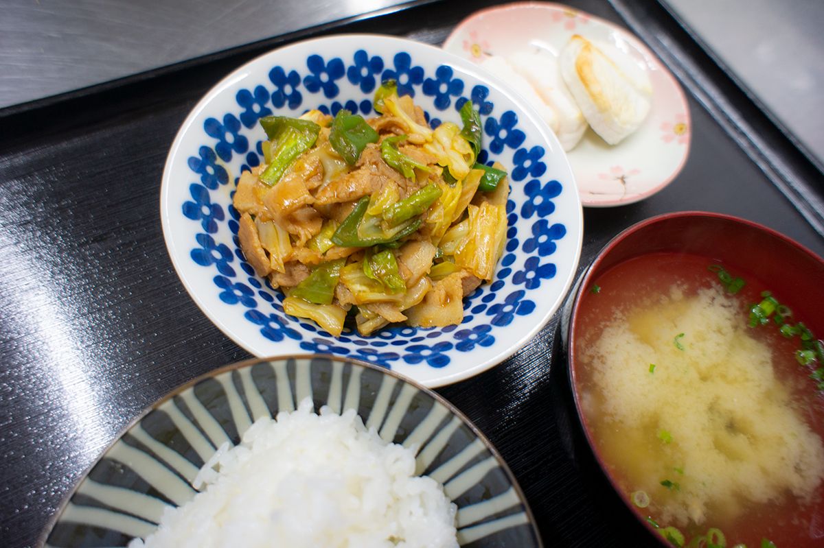 天ぷらの盛り合わせときゅうりとわかめの和え物