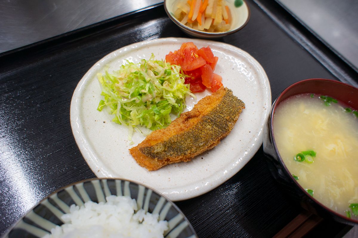 フライとサラダとごはんと味噌汁